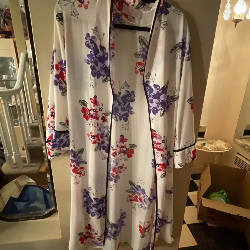 Laurie Felt Floral white and red Kimono Robe